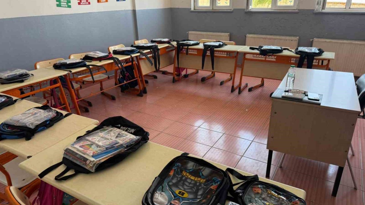 Patnos’ta yüzlerce öğrencinin yüzünü güldürdüler