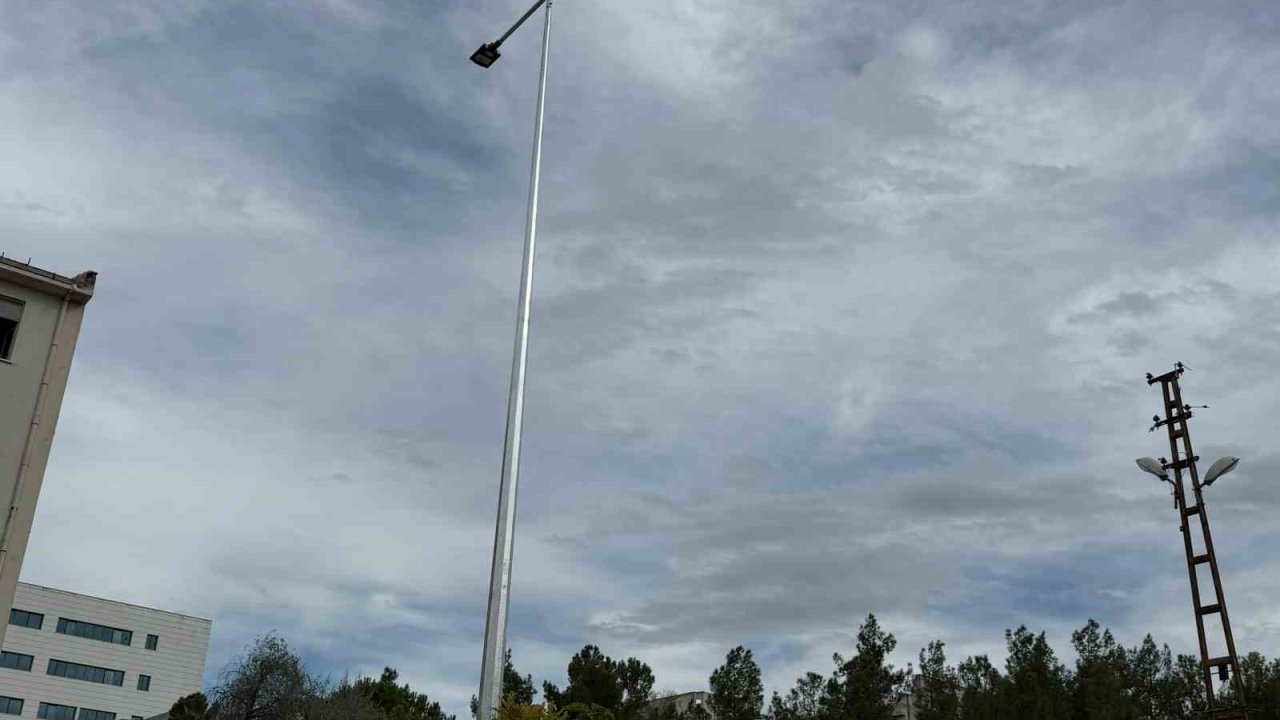 Boyabat’ta elektrik hatları yer altına alındı, yeni aydınlatma direkleri dikildi