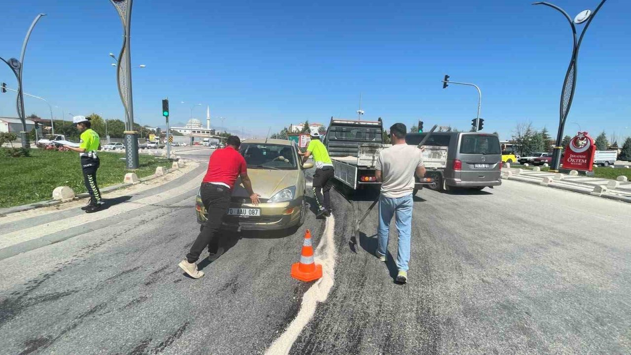 Karaman’da yola dökülen yağ kazaya neden oldu