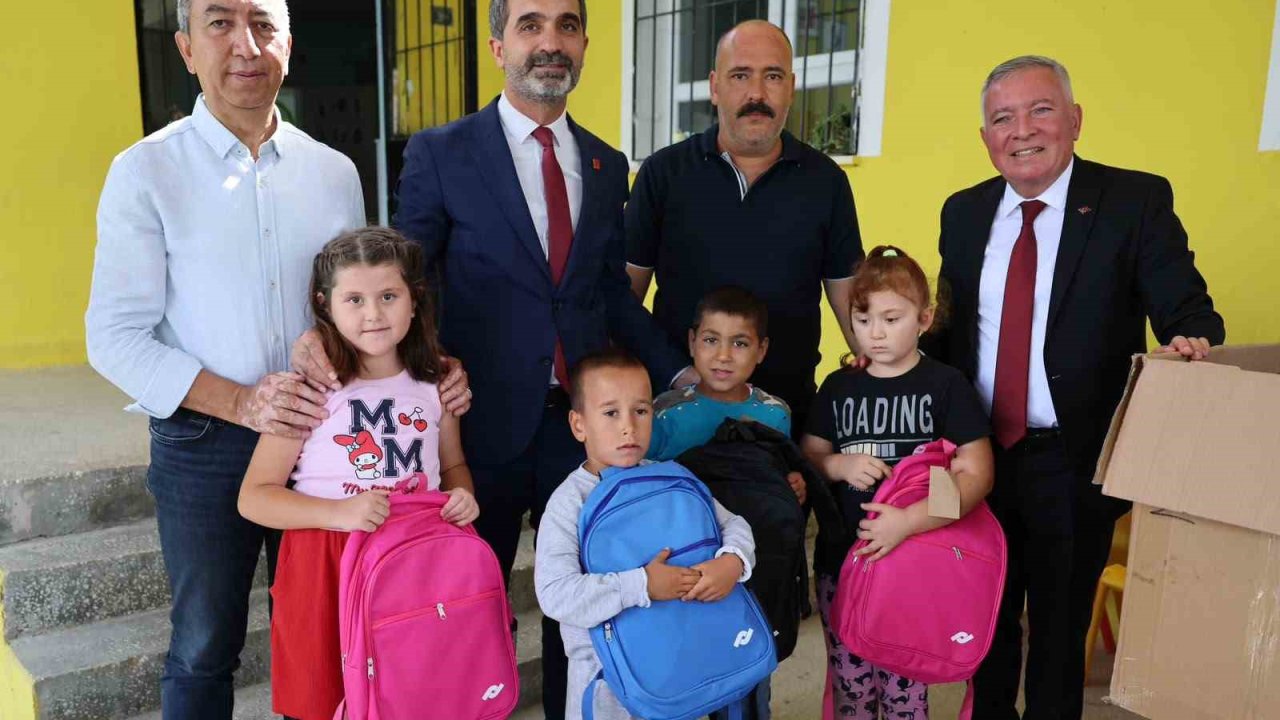 Başkan Kepenek öğrencilerle buluştu ve çantalarını hediye etti