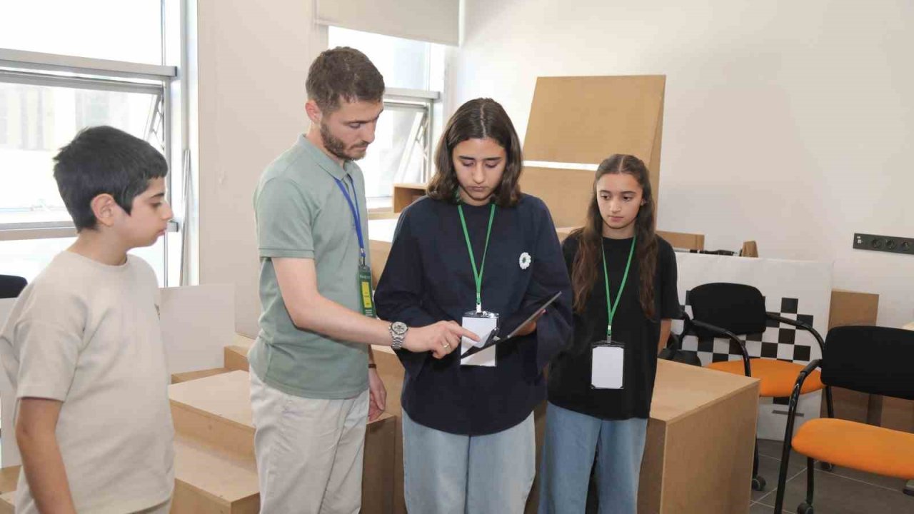 Ortaokul ve lise öğrencileri BTÜ’de robotlarla tanıştı