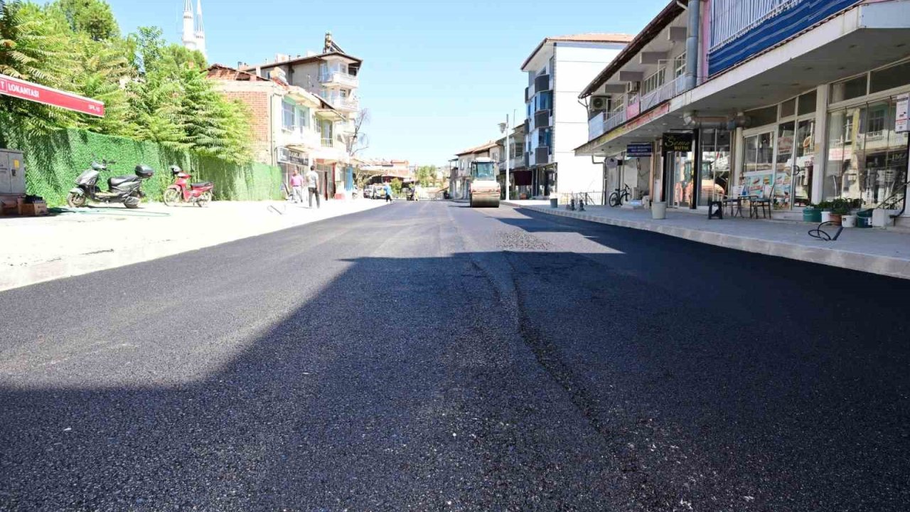 Selendi Atatürk Caddesi’nde yılların yol sorunu çözülüyor