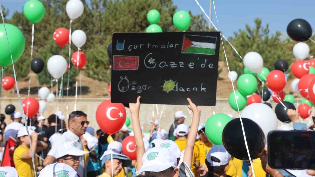 Konya’da Gazzeli çocuklar için balon ve uçurtmalar gökyüzüne bırakıldı