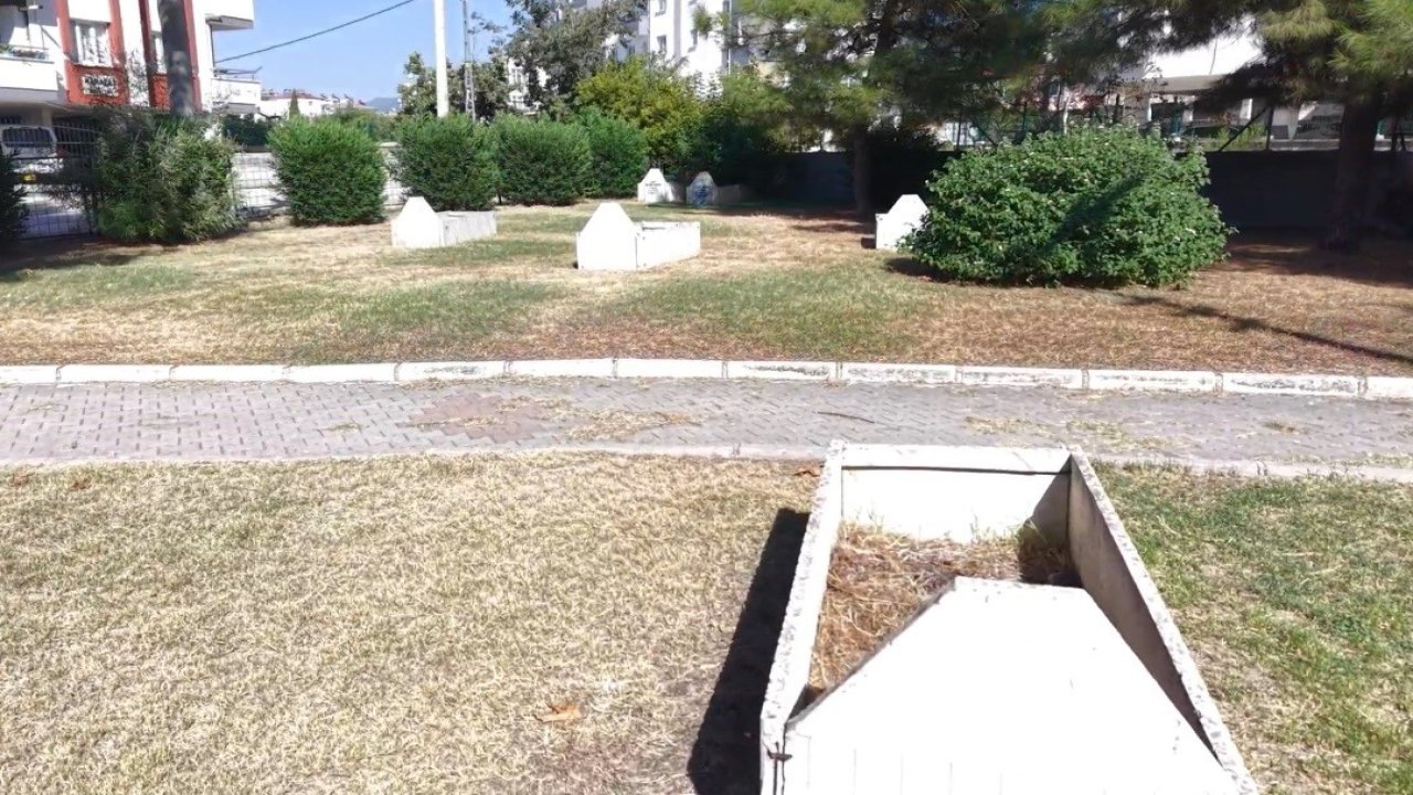 Osmaniye’de parkın ortasındaki mezar taşları dikkat çekiyor