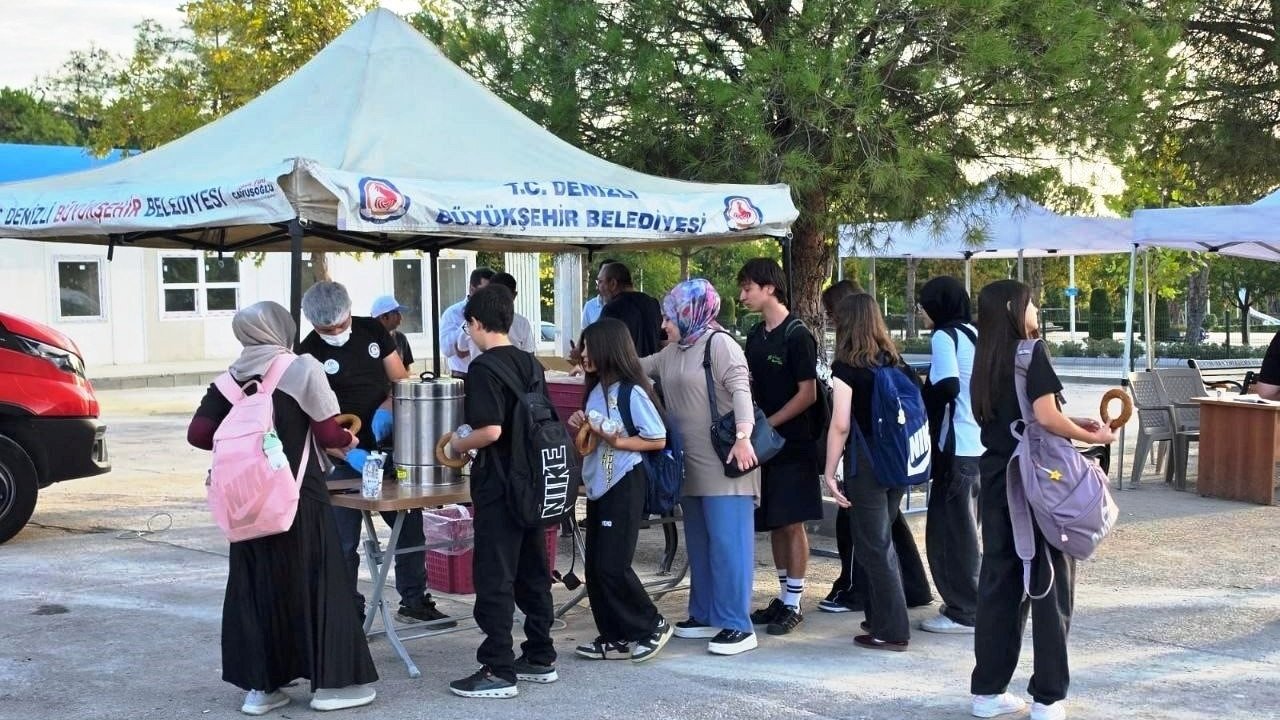 Büyükşehirden okul yolunda öğrencilere sıcak sürpriz