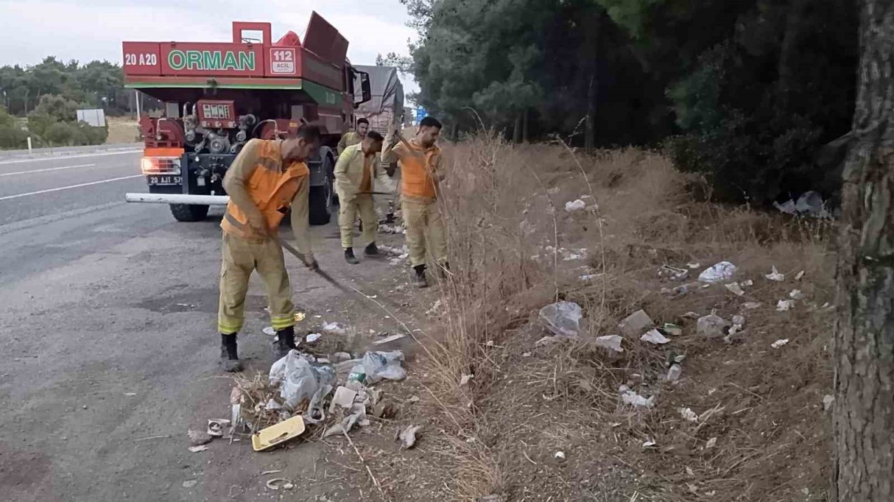 Buldan’da yol kenarındaki çöpler ateş savaşçıları tarafından temizlendi