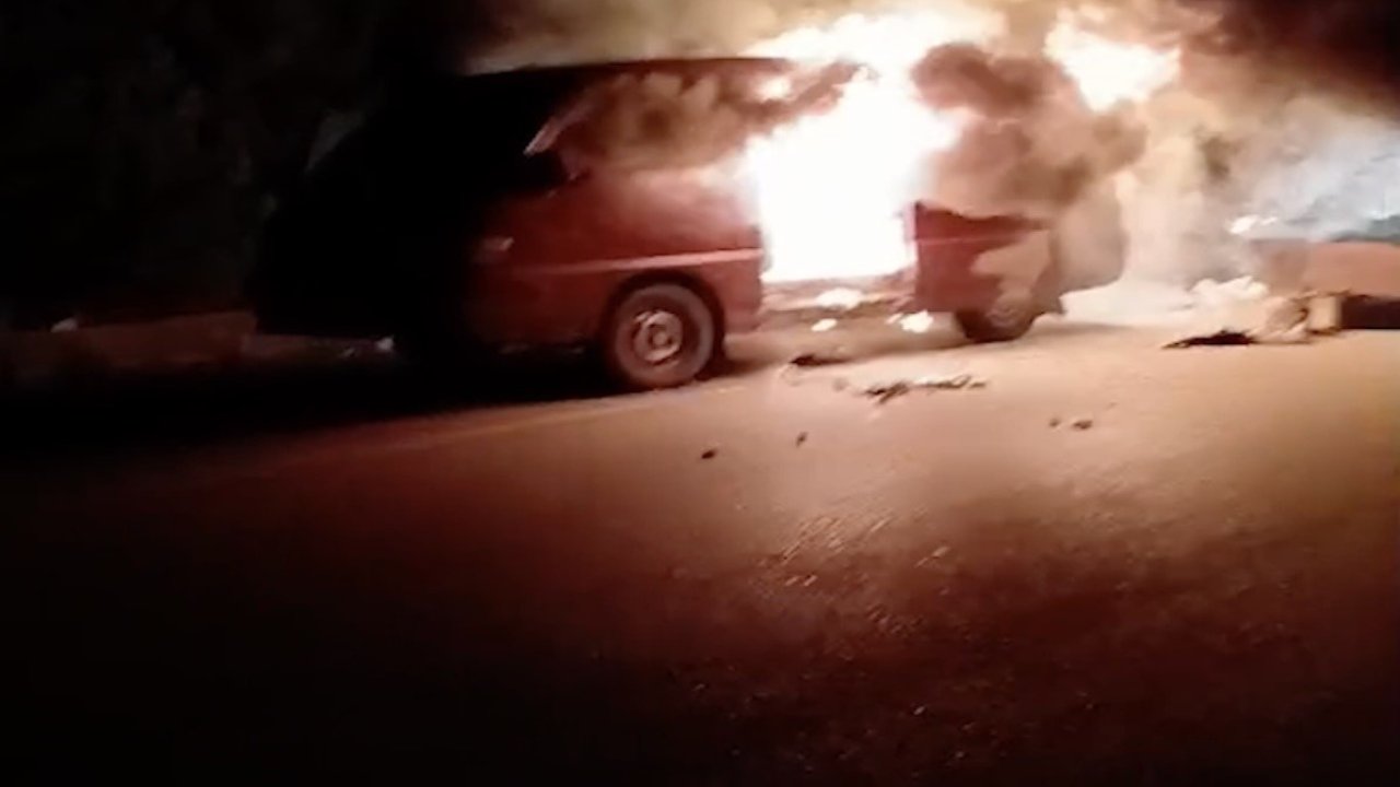 Seyir halindeki minibüs alev alev yandı