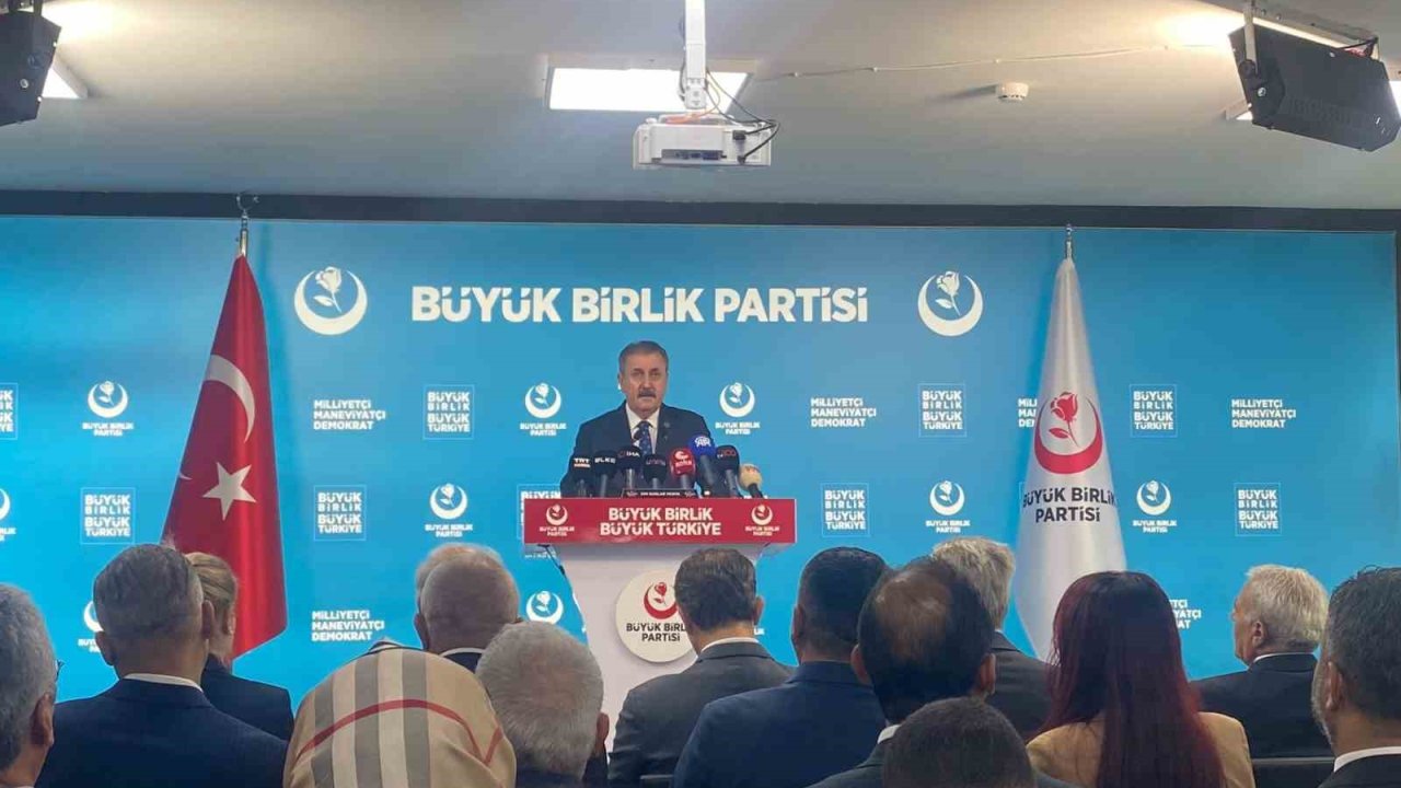 BBP Başkanı Destici: "Orduyla, teröristle, savaşla, silahla yapamadıklarını bu sefer LGBT dernekleri vasıtasıyla aile kurumlarımıza saldırıyorlar"