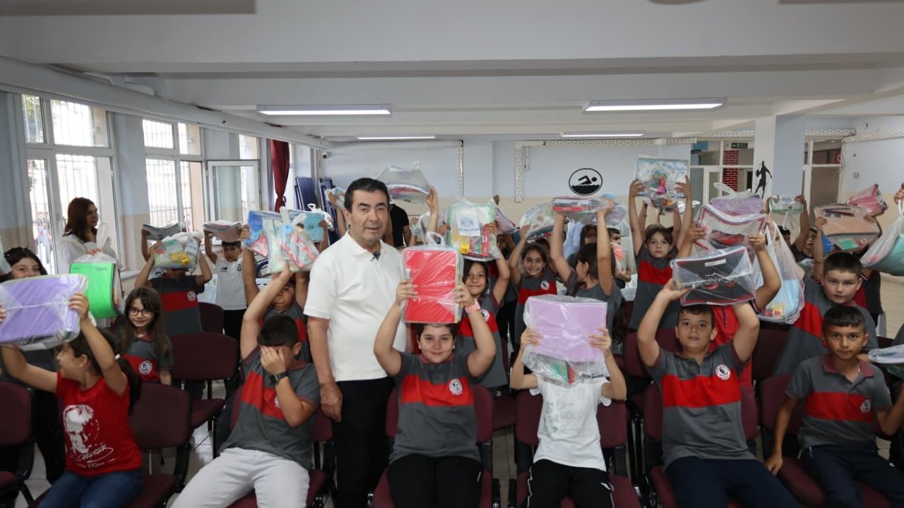 Başkan Metin’den öğrencilere kırtasiye desteği