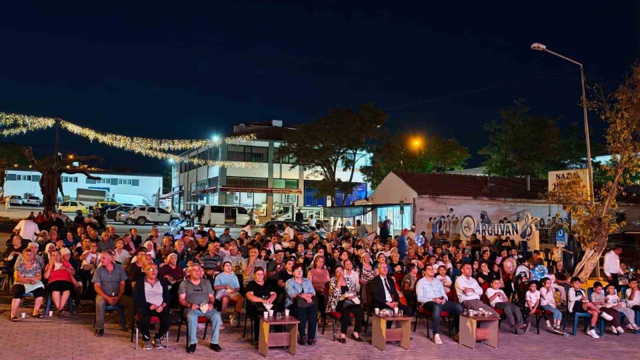 Arguvan’da açık hava sineması keyfi