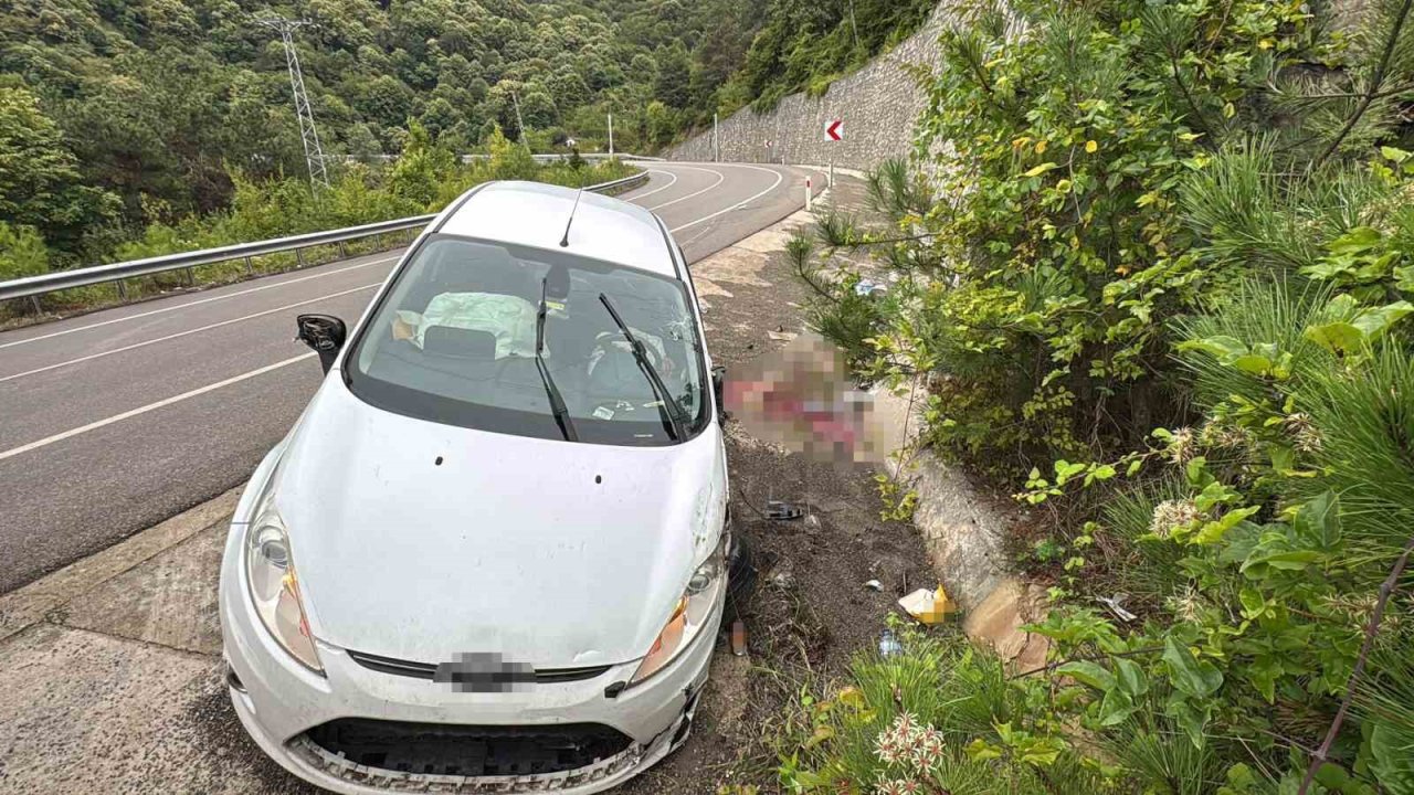 Kontrolden çıkan otomobil istinat duvarına çarptı: 3 yaralı