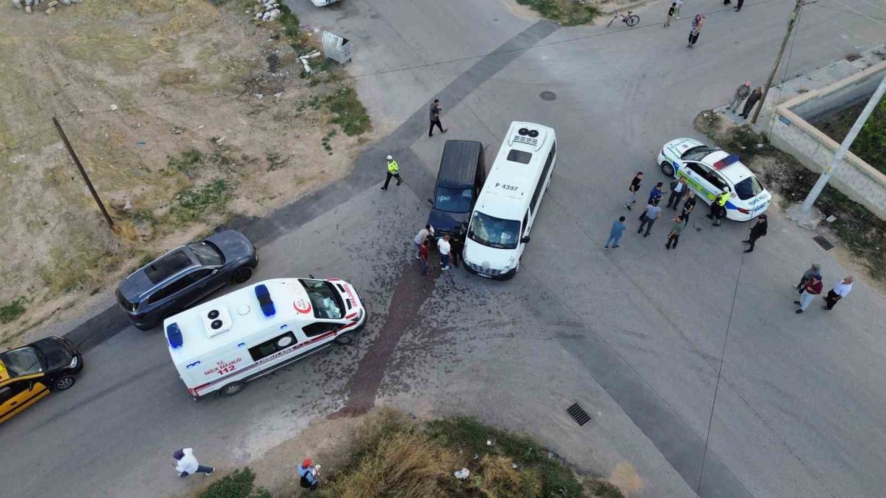 Okul servisi ile hafif ticari araç çarpıştı: 6 yaralı