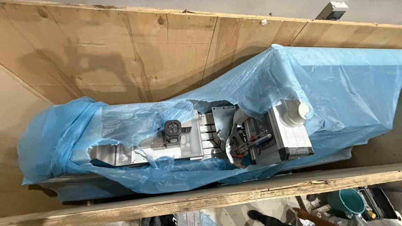 Mersin’de plastik ambalaj dükkanında uyuşturucu imalathanesi ortaya çıkarıldı: 100 bin sentetik ecza hap ele geçirildi