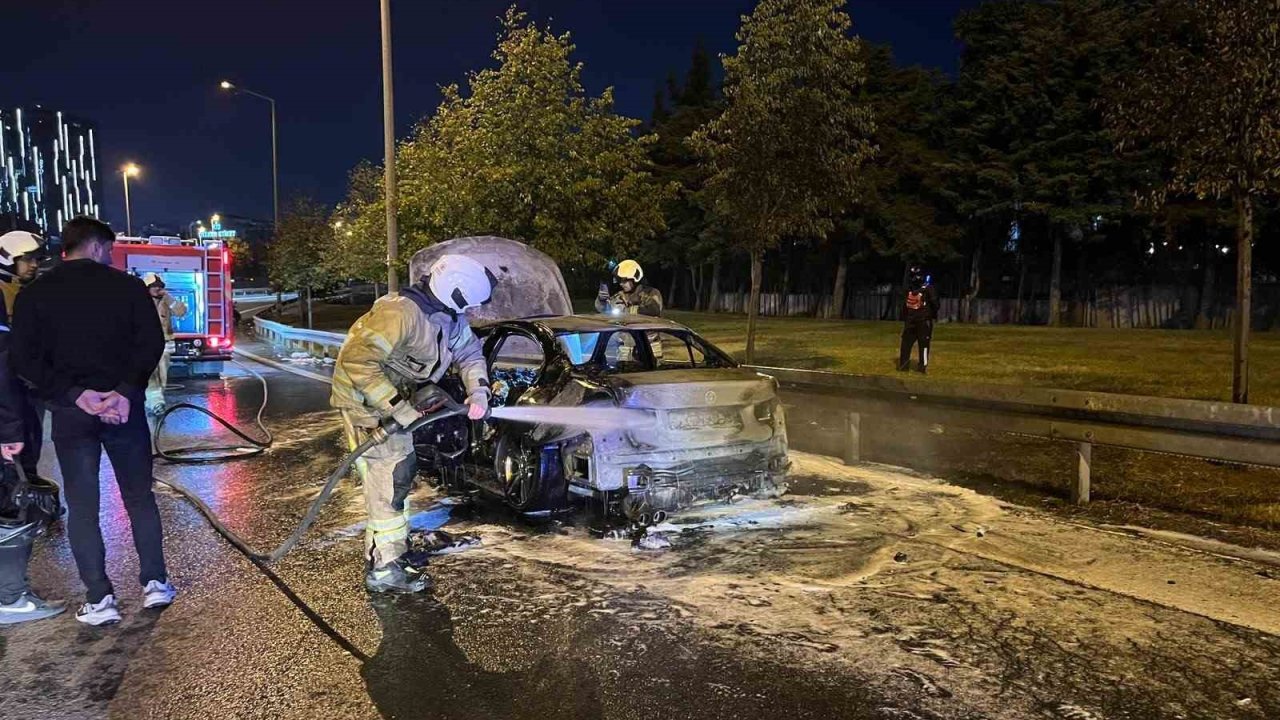 Bakırköy’de otomobil alev topuna döndü
