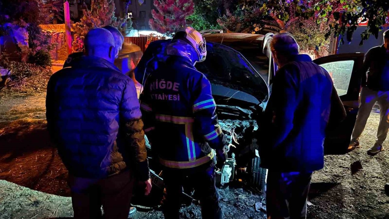 Niğde’de park halindeki otomobil yandı