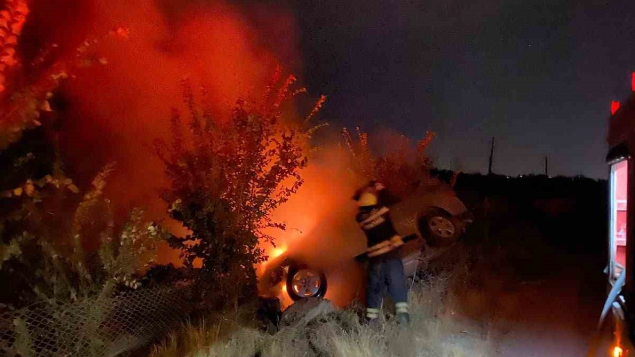 Erzincan’da araç yangını itfaiye ekiplerince söndürüldü