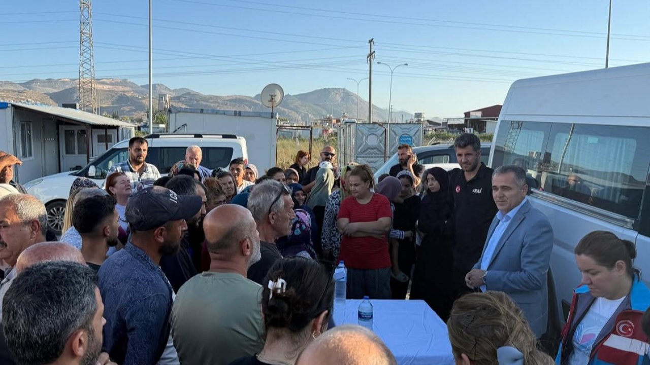 Antakya’da konteynerde yaşayan depremzede vatandaşlara  tahliye süreci anlatıldı