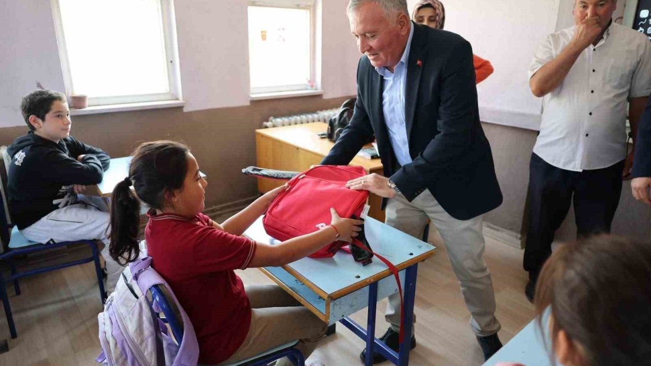 Honaz’da okul çantaları öğrencilere ulaşmaya devam ediyor