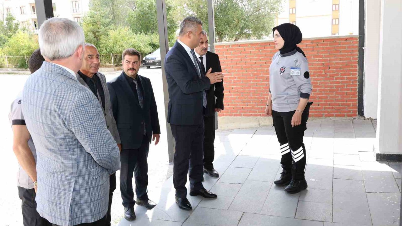 Okul bahçe görevlileri görev başında