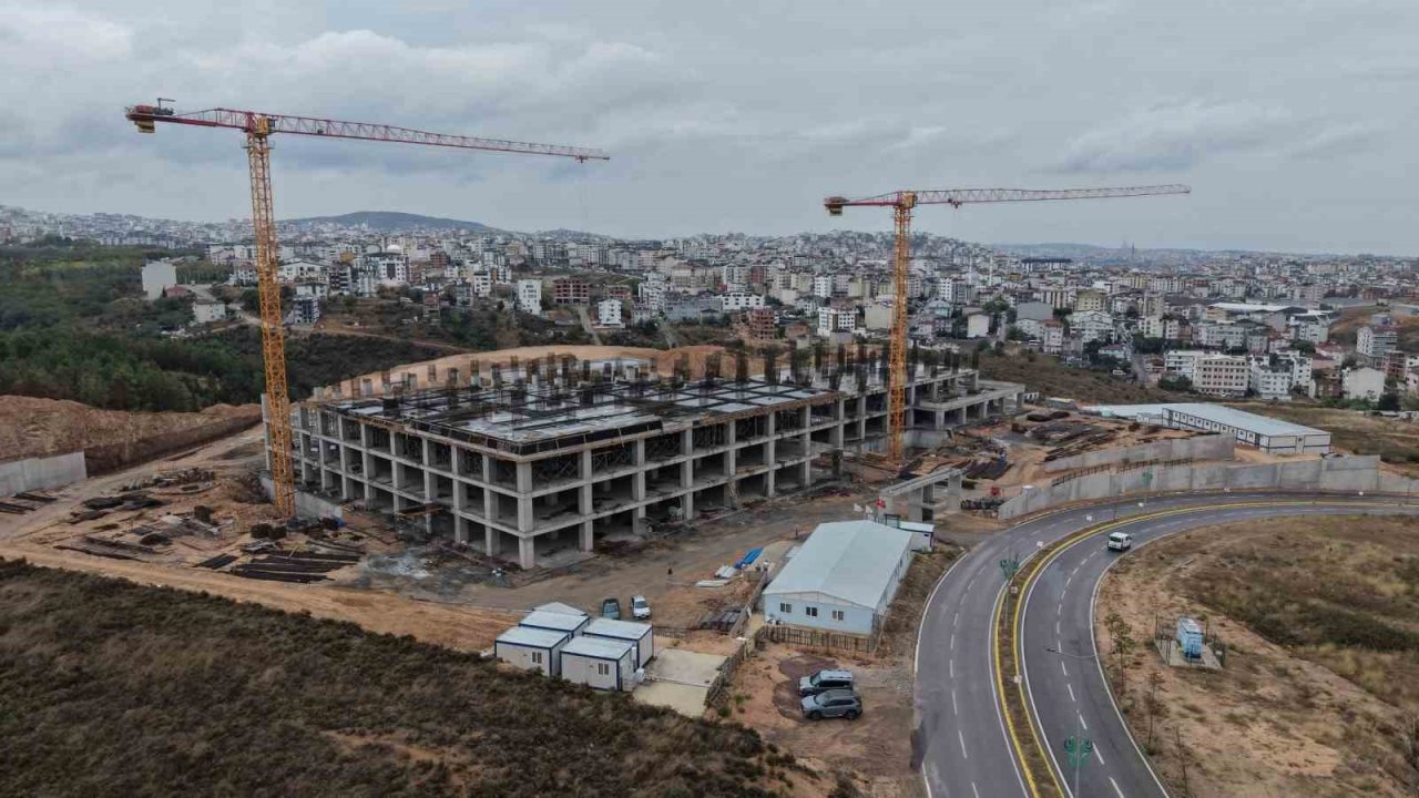 Çayırova’da yapımı süren 200 yataklı devlet hastanesi yükseliyor