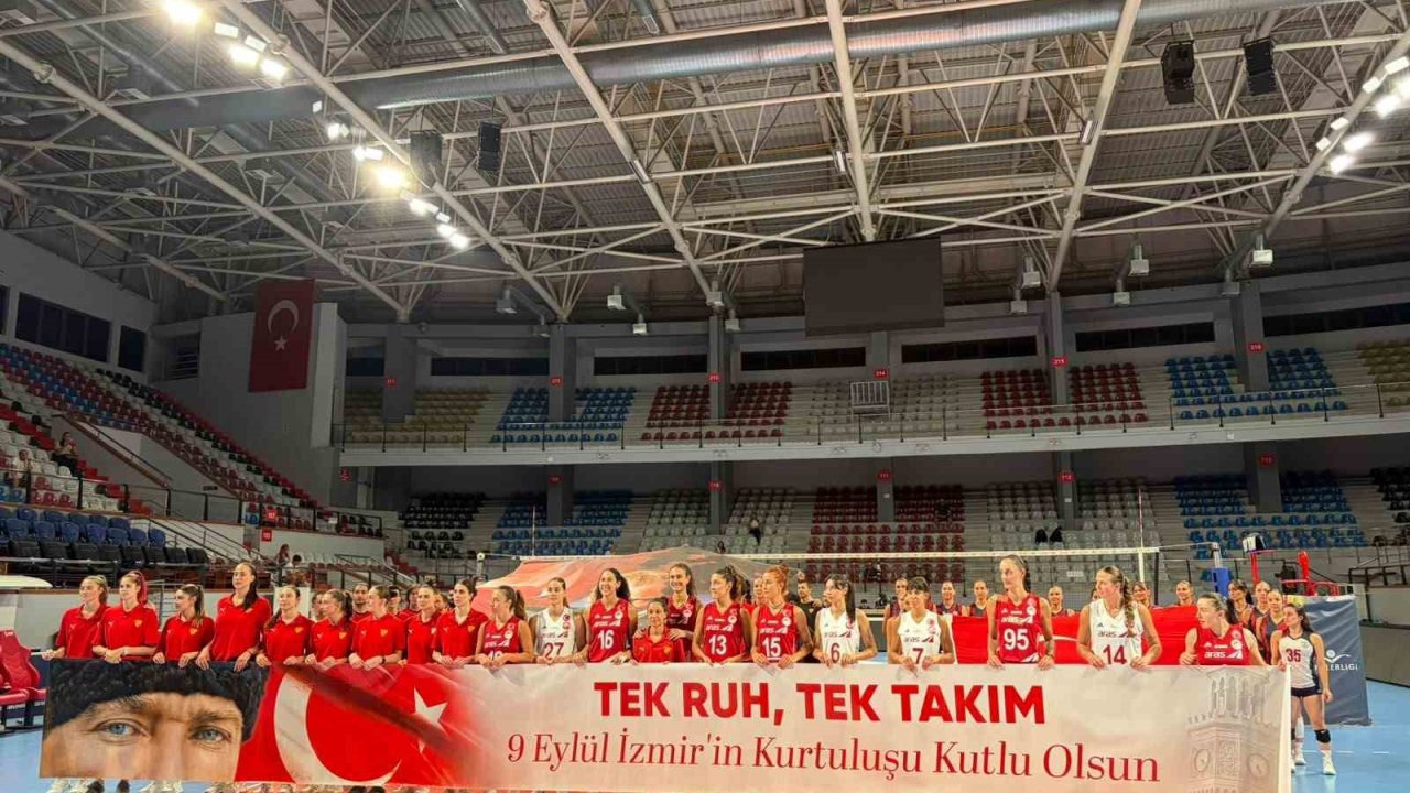 İzmir’in kurtuluşu voleybolda dostluk maçıyla kutlandı