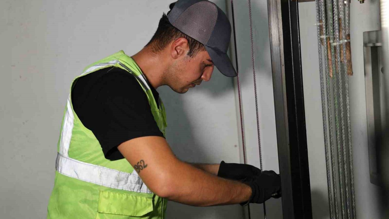 Adana’da asansörler kırmızı alarm veriyor