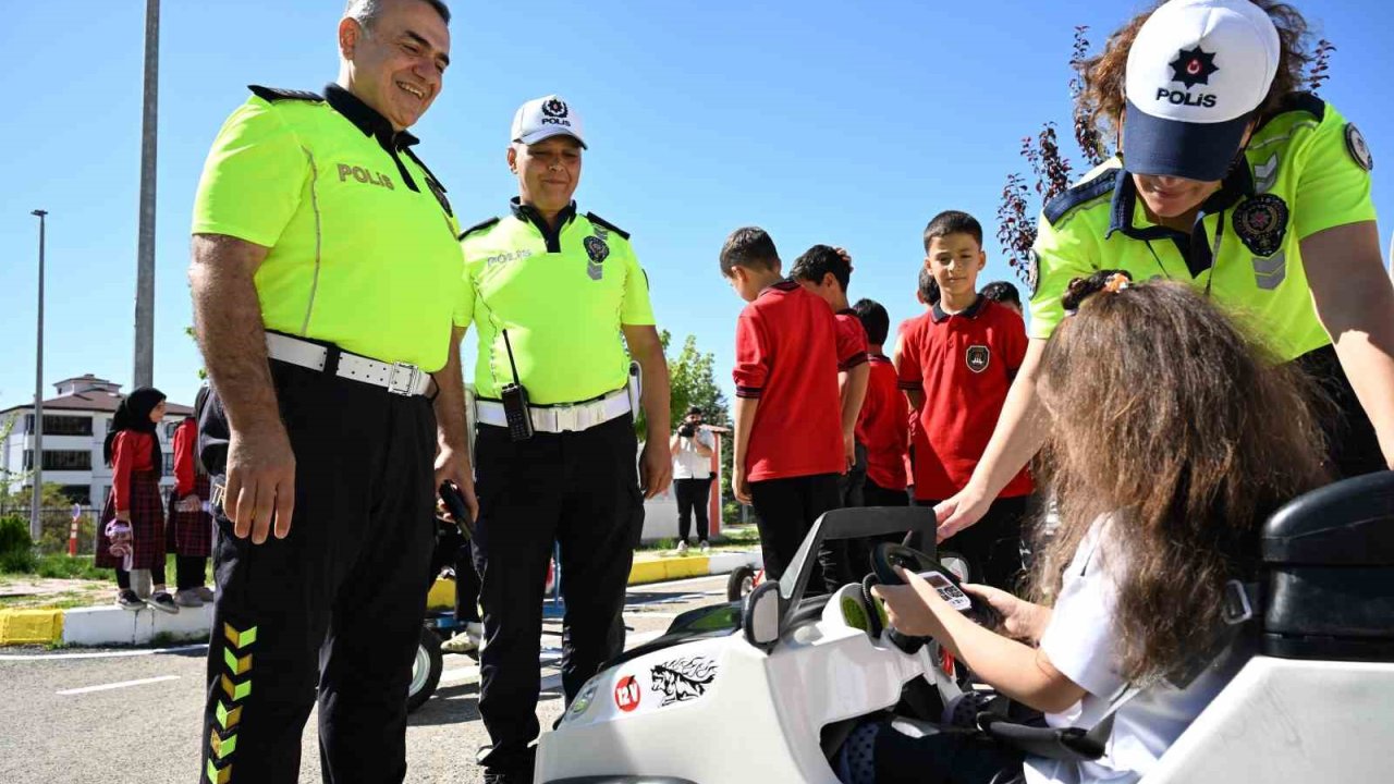 Elazığ’da çocuklar trafik kurallarını eğlenerek öğrendi
