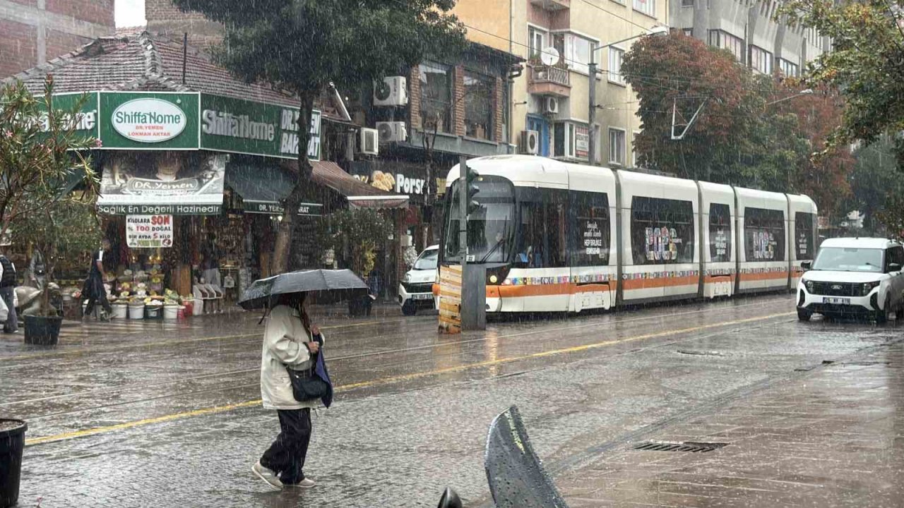 Eskişehir’de meteoroloji uyarı yaptı, sağanak yağış başladı