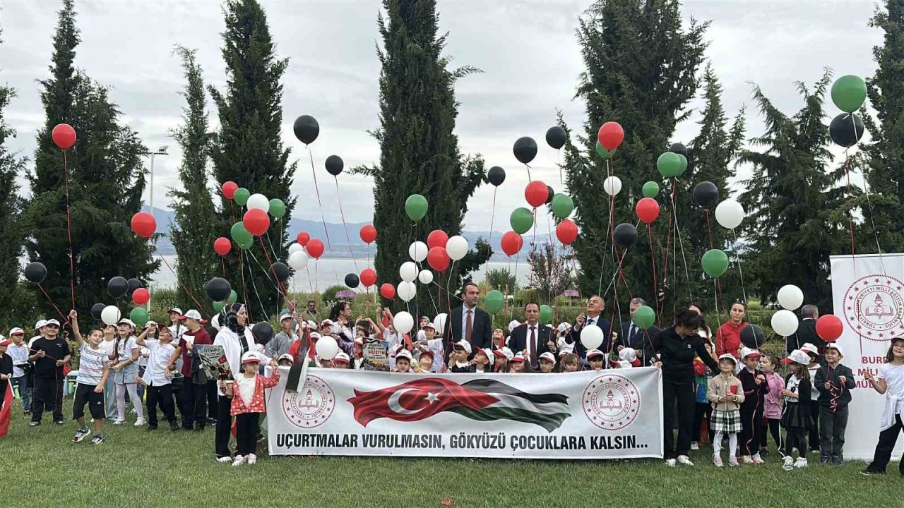 Burdur’da Gazzeli çocuklar için uçurtmalar ve balonlar gökyüzüne bırakıldı