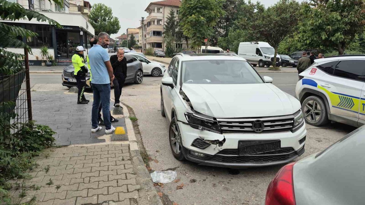 Otomobiller çarpıştı: 1 yaralı