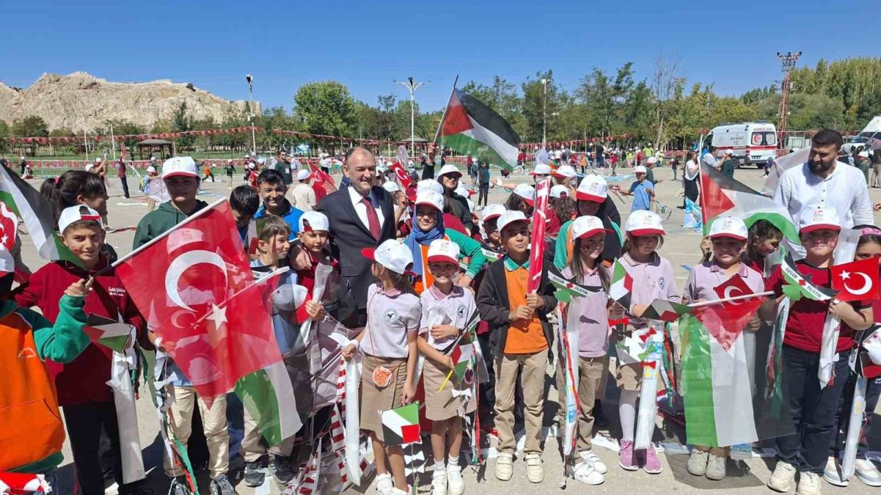 Gazzeli çocuklar için uçurtmalar gökyüzüyle buluştu