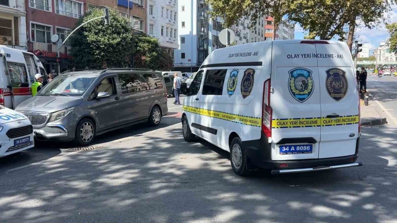Fatih’te feci kaza: Yayalara yanan kırmızı ışığı dikkate almadan yolun karşısına geçince hayatından oldu