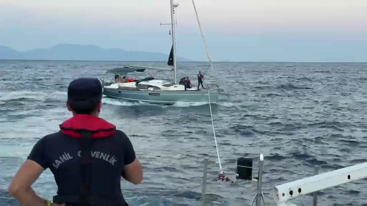 Motoru arızalanıp sürüklenen teknedeki İsrail uyruklu 2 kişiyi Sahil Güvenlik ekipleri kurtardı