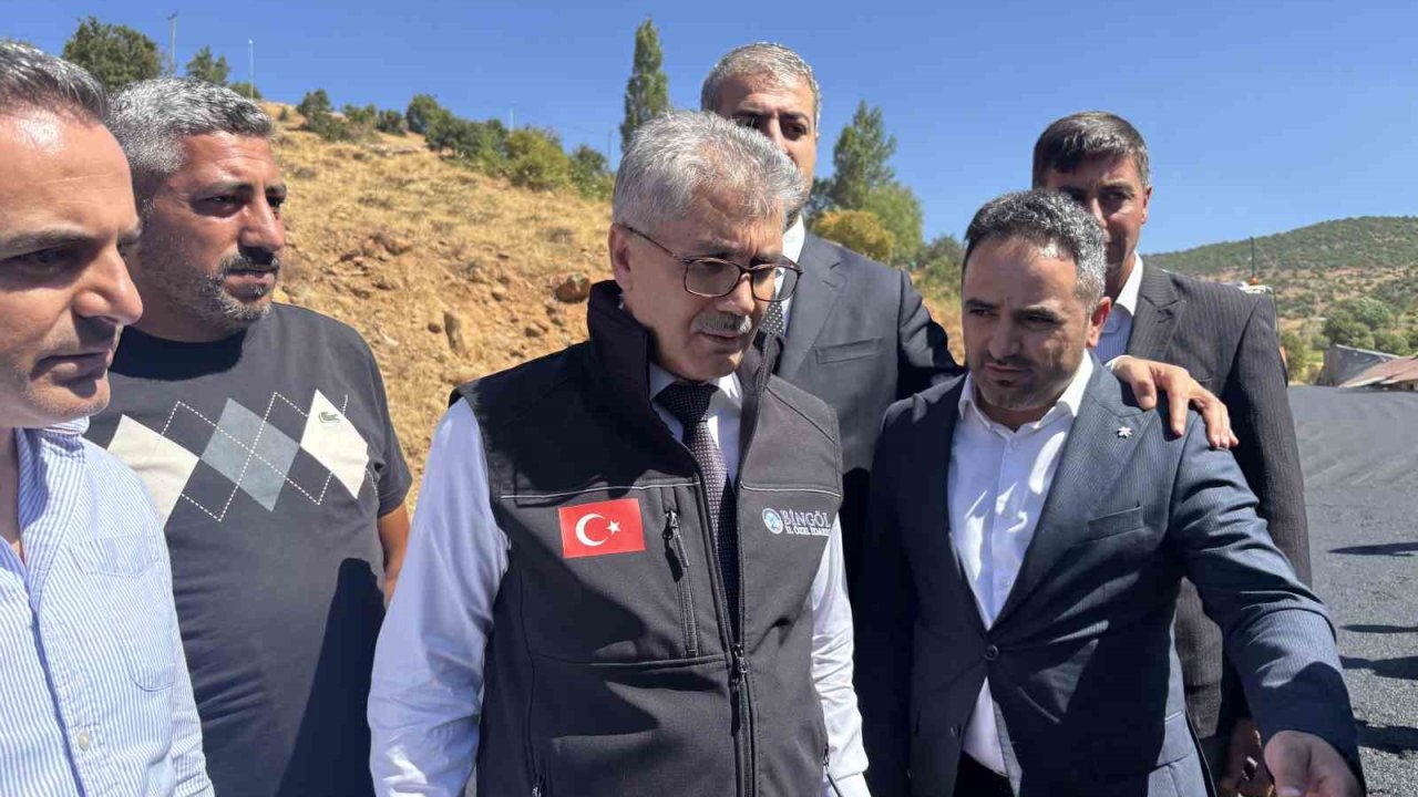Bingöl’de köy yolları sıcak asfaltla yenileniyor: Hedef bu yıl 100 kilometre