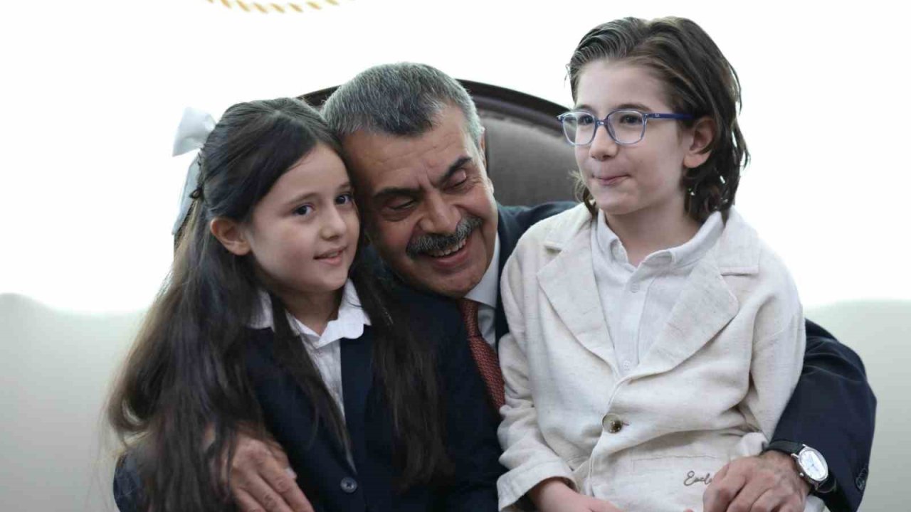 Cumhurbaşkanı Erdoğan ile şarkı söyleyen minik müzisyenlerden Bakan Tekin’e ziyaret