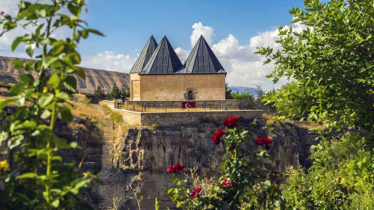 Sultan Melik Türbesi, Mengücekli tarihine ışık tutuyor