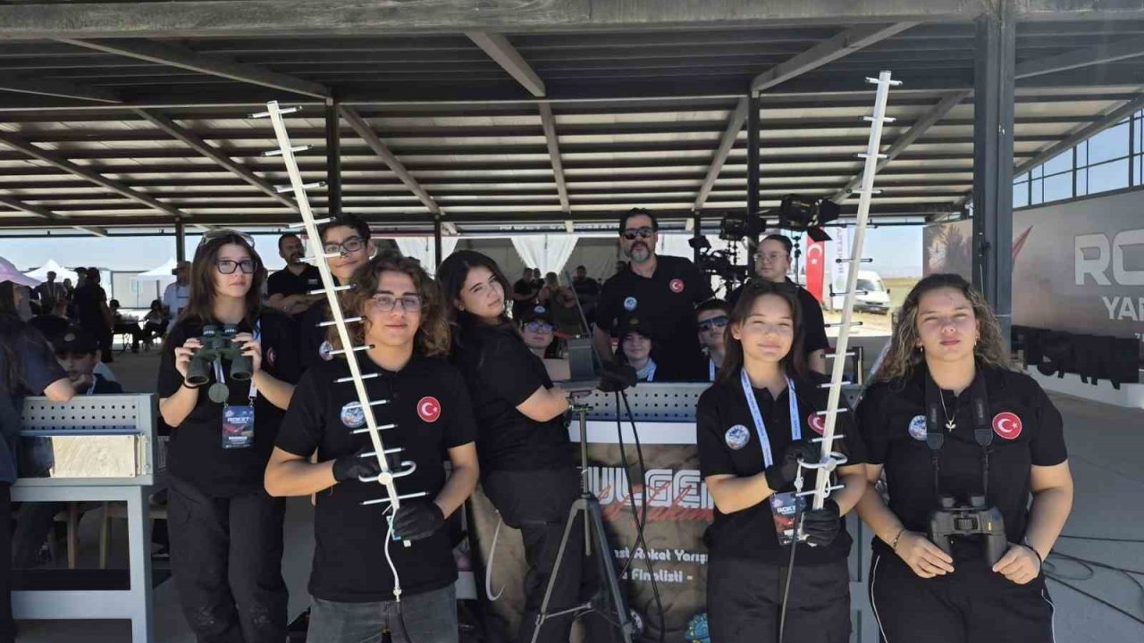 Çivrilli öğrencilerin roketi başarılı bir uçuş gerçekleştirdi