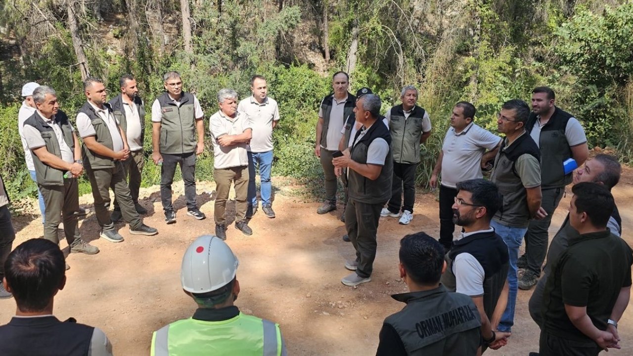 Mersin’de orman yollarında yangına karşı güvenli hat çalışması