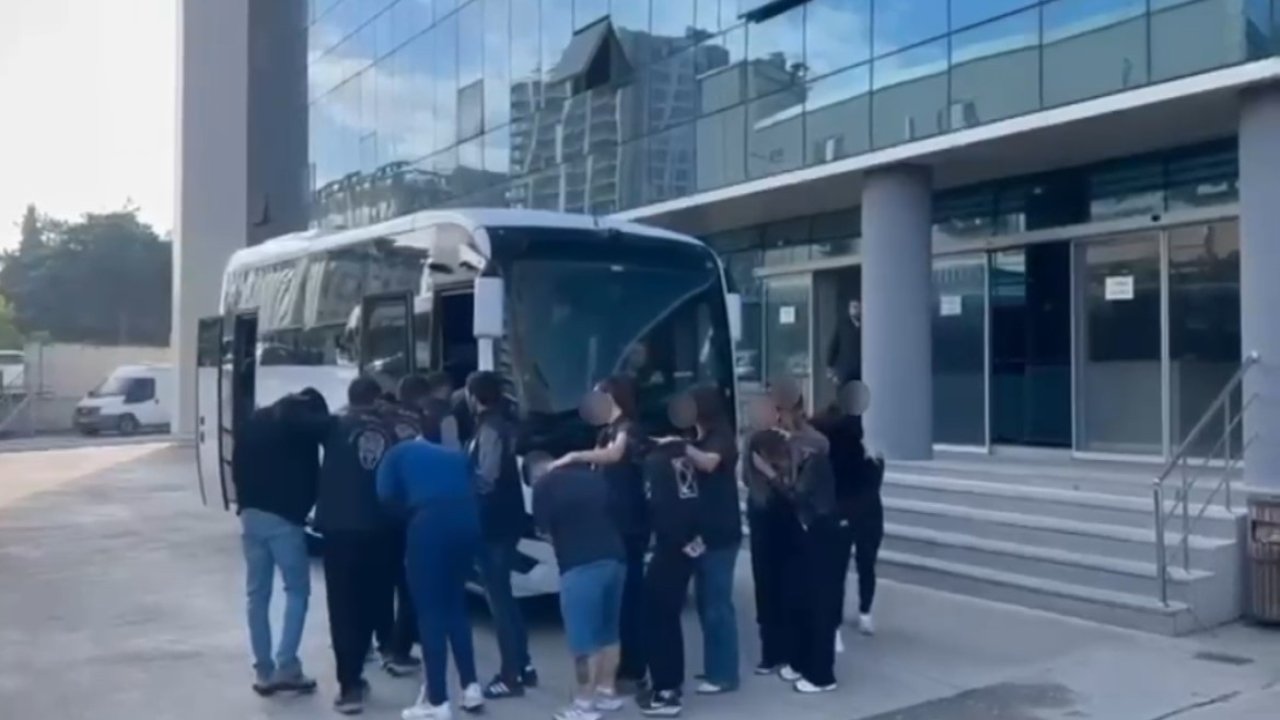 İnternette kadın kılığına girip evlilik vaadiyle kandırdılar, sonra tehdit ettiler