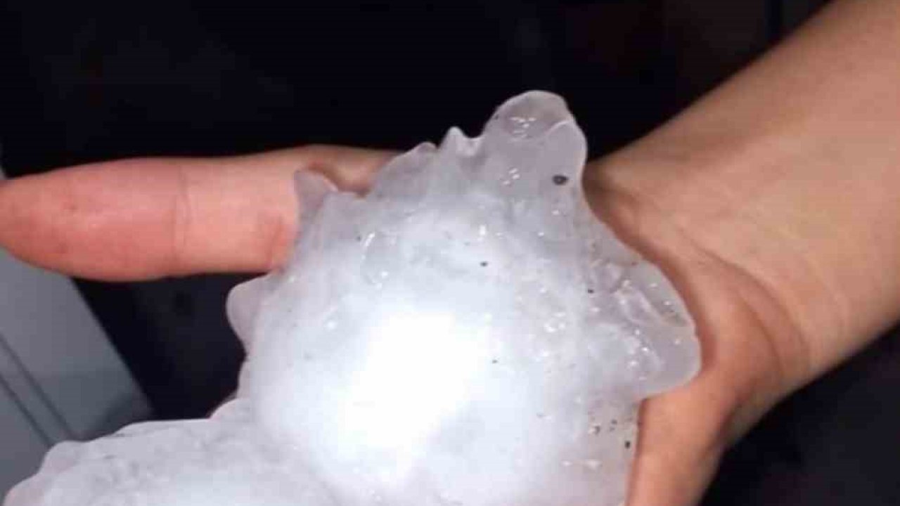 Adana’da yumruk büyüklüğünde dolu yağışı tarım arazilerine zarar verdi
