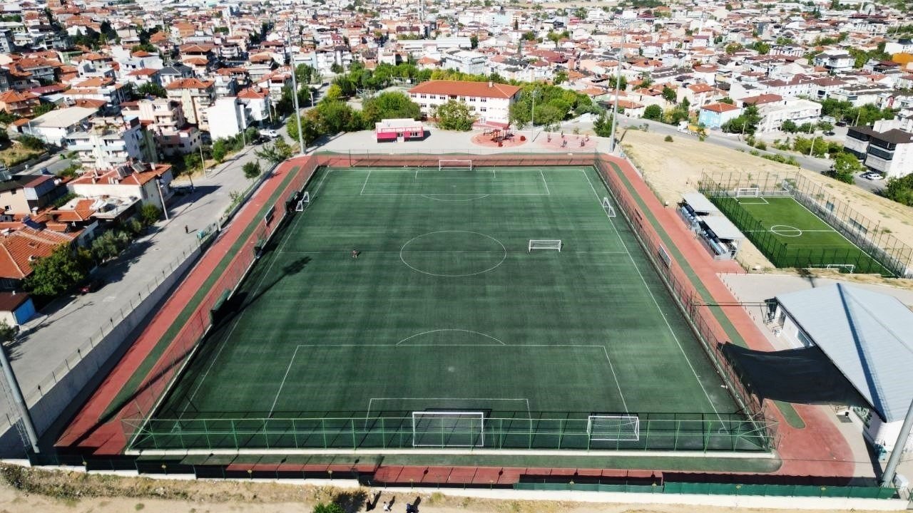 Kınıklı ve İlbade’deki spor tesisleri FIFA standartlarında yenilendi