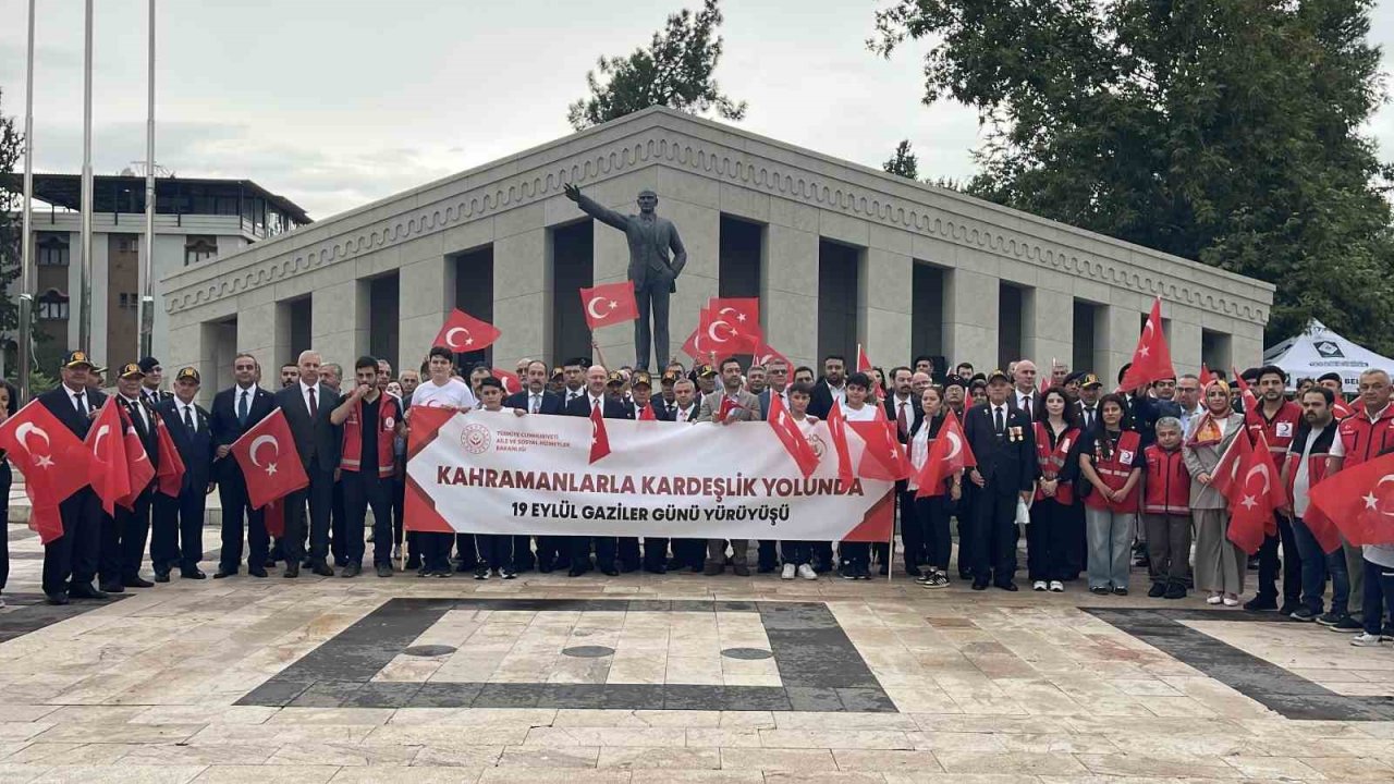 Osmaniye’de gaziler mehter marşlarıyla yürüdü