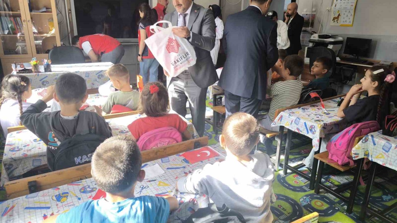 Sivas Vakıflar Bölge Müdürlüğü’nden köy okullarında eğitim gören öğrencilere destek
