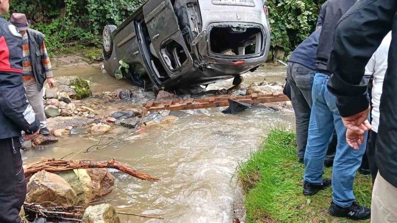 Trabzon’da araç dereye uçtu: 3’ü ağır 5 yaralı