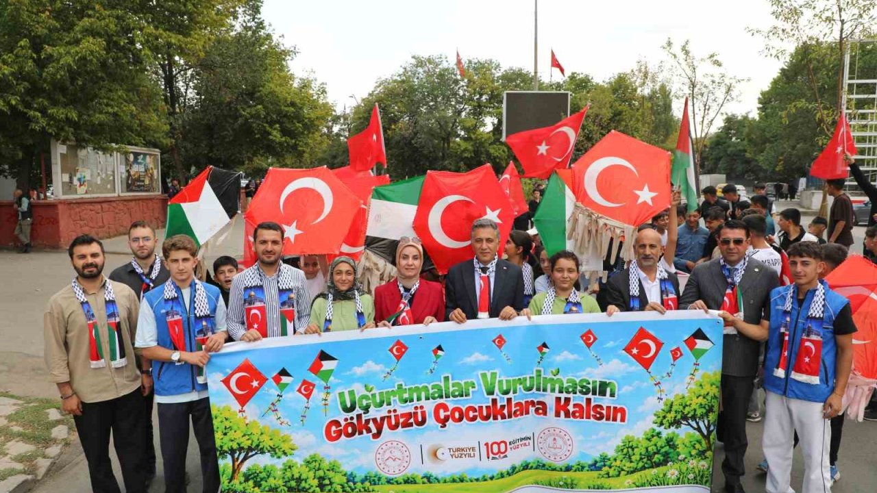 Ağrı’da bin öğrenci Gazze için yürüdü, uçurtmalarını gökyüzüne bıraktı