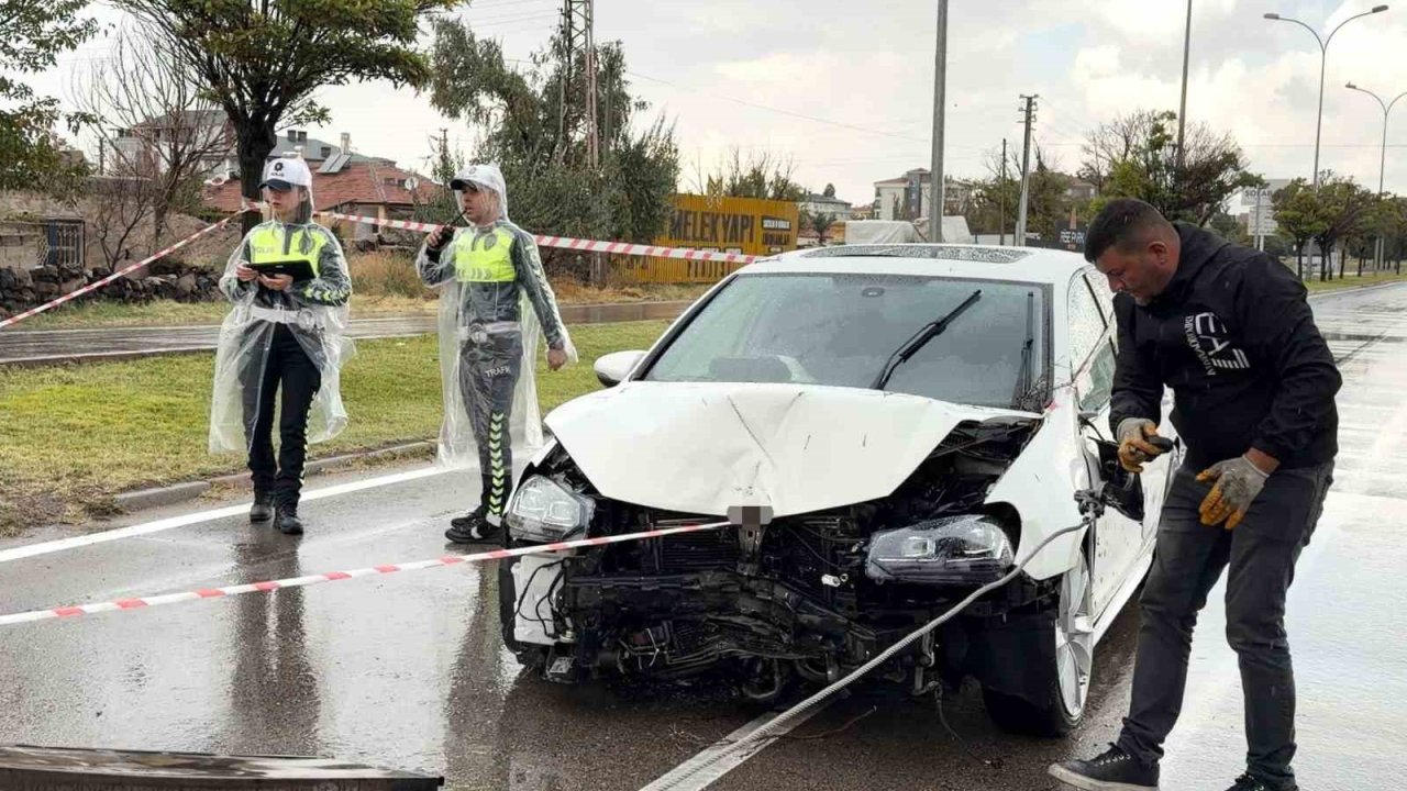 Kontrolden çıkan otomobil önce direği sonra ağacı devirdi: 1 yaralı