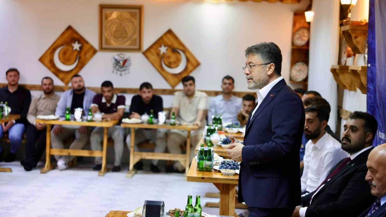 Bakan Yumaklı, Erzincan’da gençlerle buluştu
