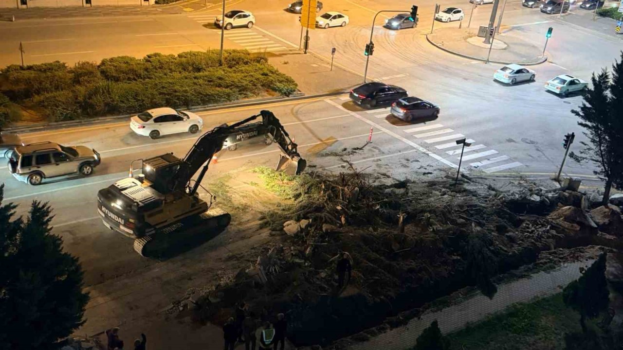 Etimesgut’ta yol çalışması için ağaçların kesilmesine vatandaştan tepki