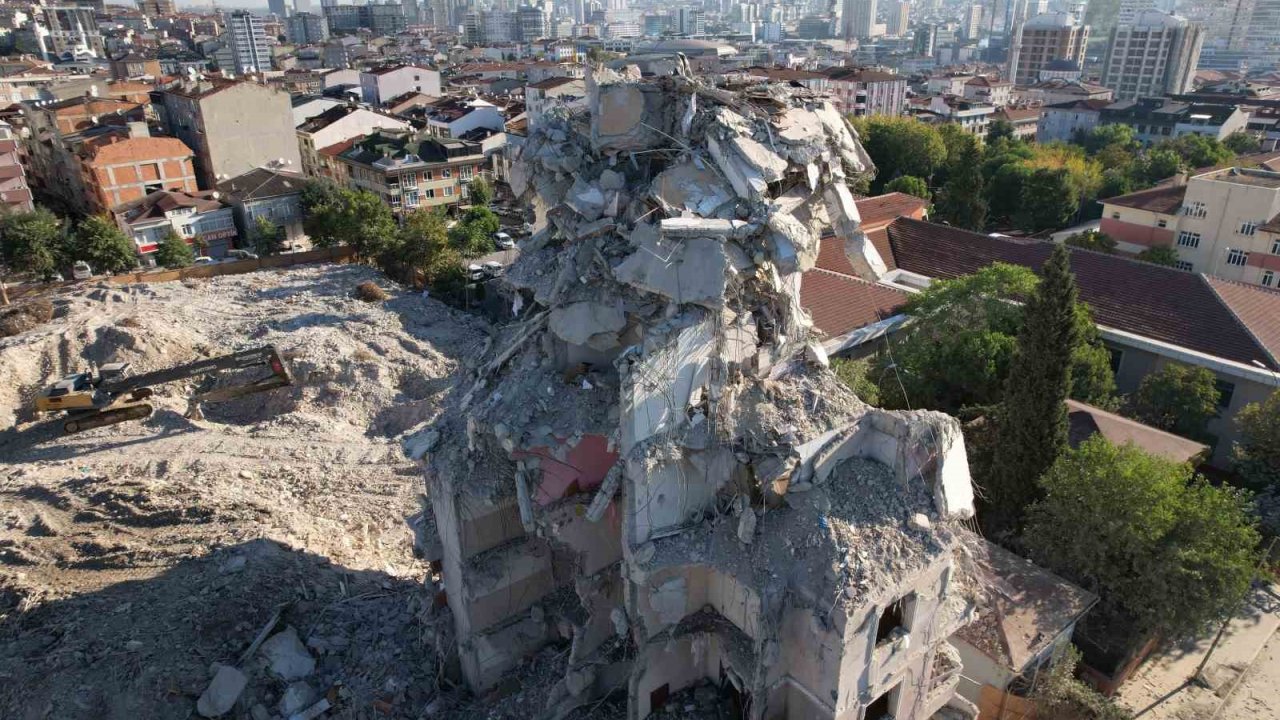 Küçükçekmece’de yıkılan bina havadan görüntülendi