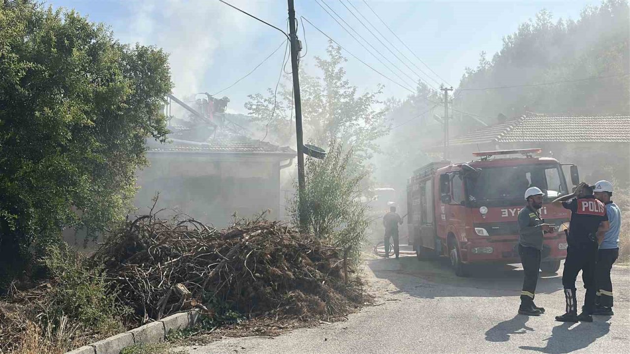 Burdur’da ev yangını: Dumanlar mahalleliyi tedirgin etti